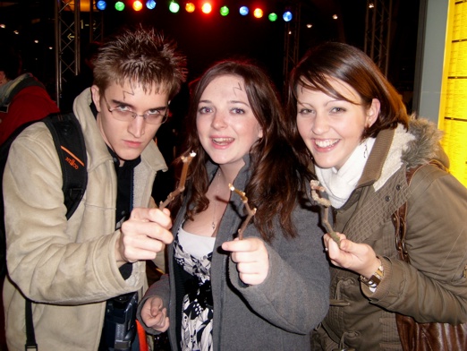 Andy Holland, Vicky Connock & Charlene Craggs at the Große Harry Potter Nacht in Kiel Hbf